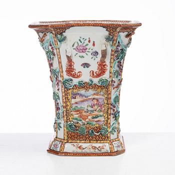 Tulpanvas, porslin, s.k. 'Rockefeller-pattern', Qingdynastin, Qianlong (1736-95).rockefeller.