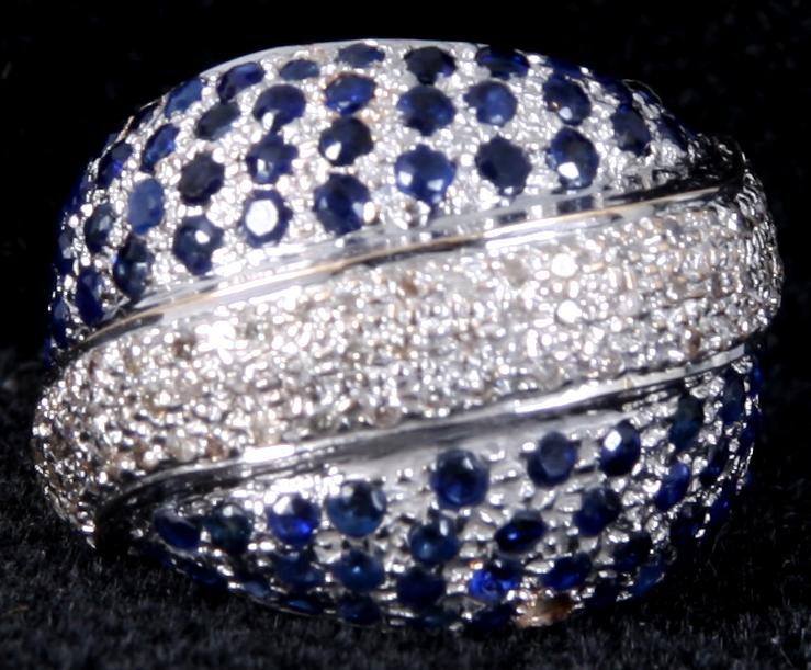 RING, vitguld samt safirer och briljanter. Tot vikt 9 gram.
