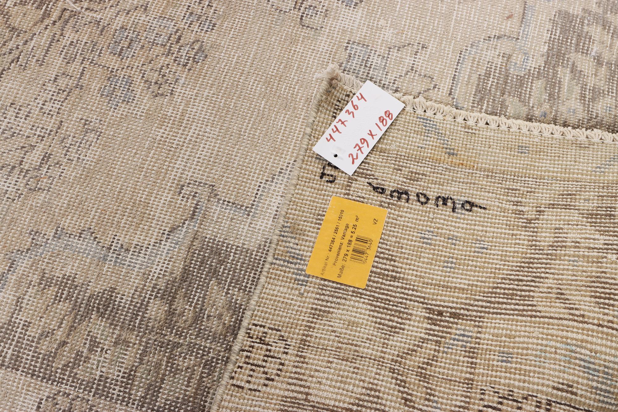 An Ushak capet, c. 279 x 188 cm.