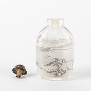 Snusflaska med propp, insidesmålad. Kina, 1900-tal.