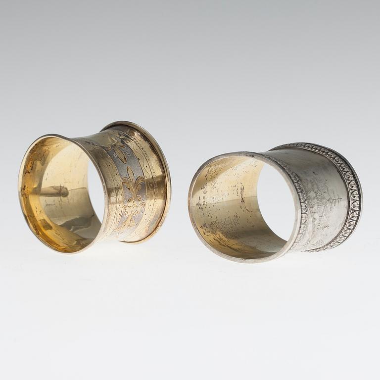 SERVETTRINGAR, 2 st, silver, ryska stämplar 1870-tal resp. tidigt 1900-tal. Vikt ca 59,5 g.