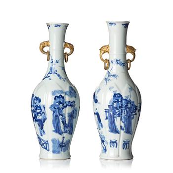 1092. Vaser, ett par, porslin. Qingdynastin, Kangxi (1662-1722).