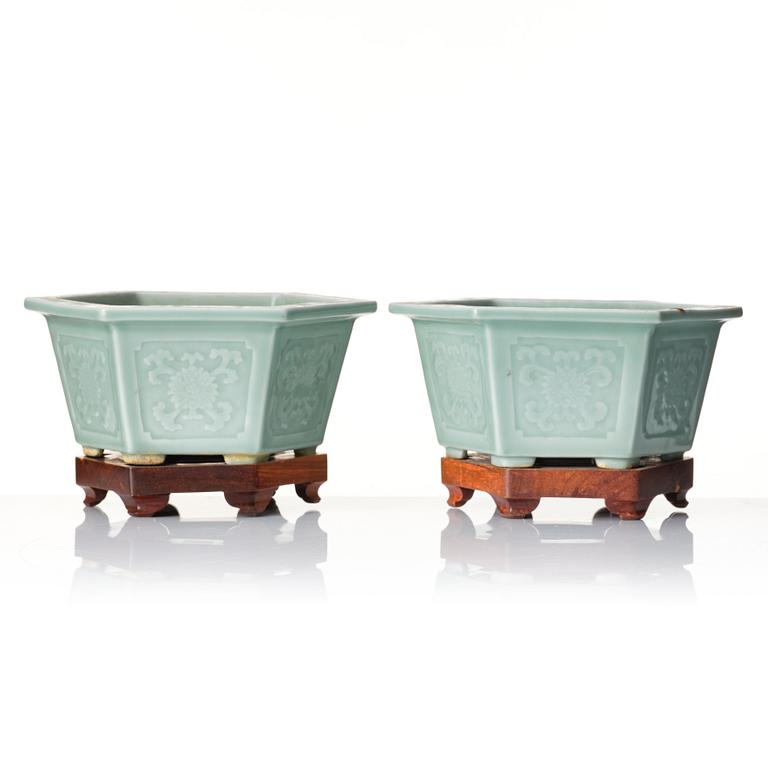 A pair of Chinese Celadon flower pots, late Qing dynasty/early 20th Century.