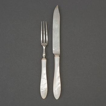 WILLIAM HUTTON & SONS, a set of 12 silver and mother-of-peral fruit cutlery from Sheffield, England, 1922.