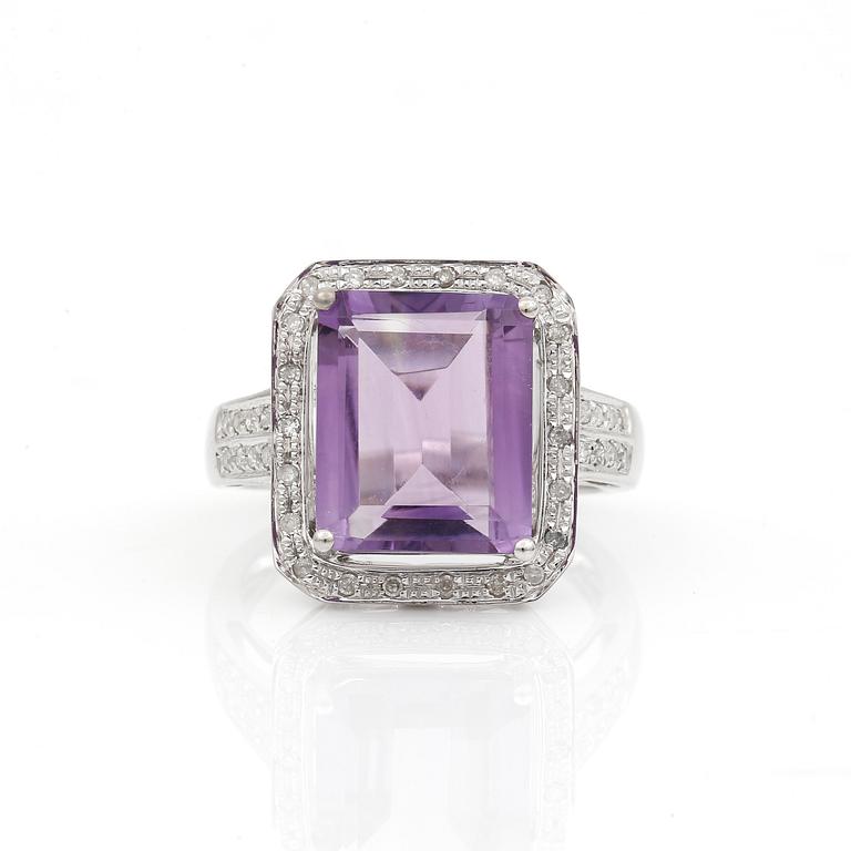 RING, trappslipad ametist, ca 4,35 ct omgiven av små diamanter.