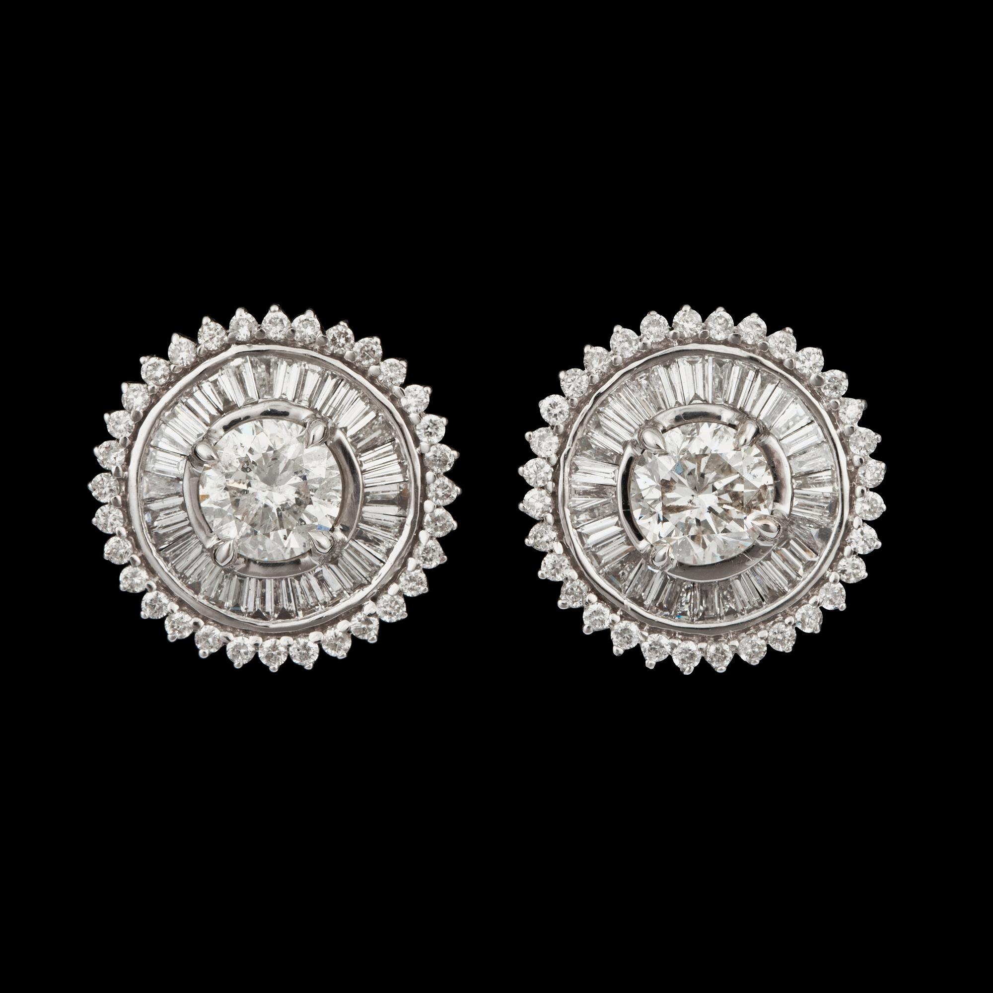 ÖRHÄNGEN med olikslipade diamanter totalt ca 4.05 ct.