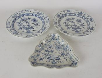 PARTI PORSLIN, 3 delar, bl a Meissen, lökmönstrat.