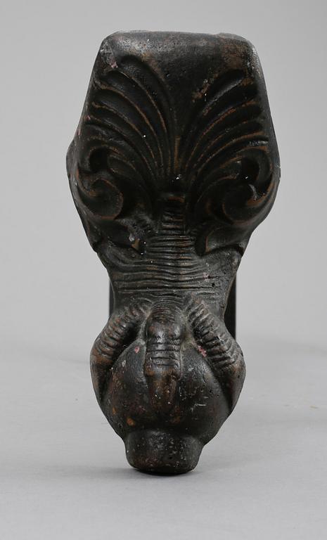 BADKARSFÖTTER / ELDHUNDAR, järn, 1900-talets första hälft.