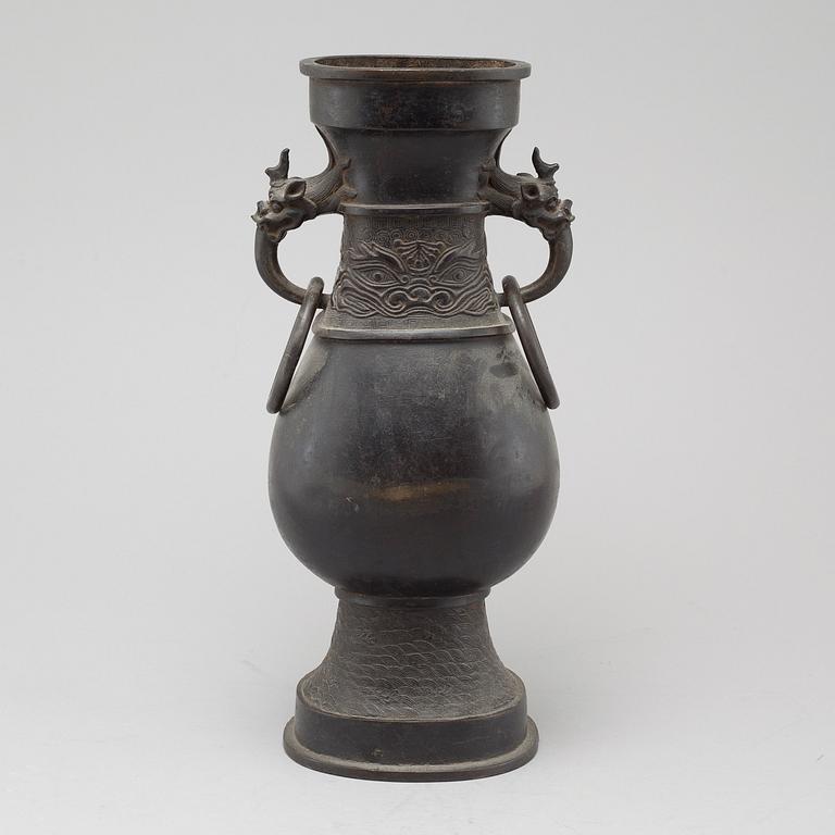 A chinese bronze vase from the 17th/18th century.