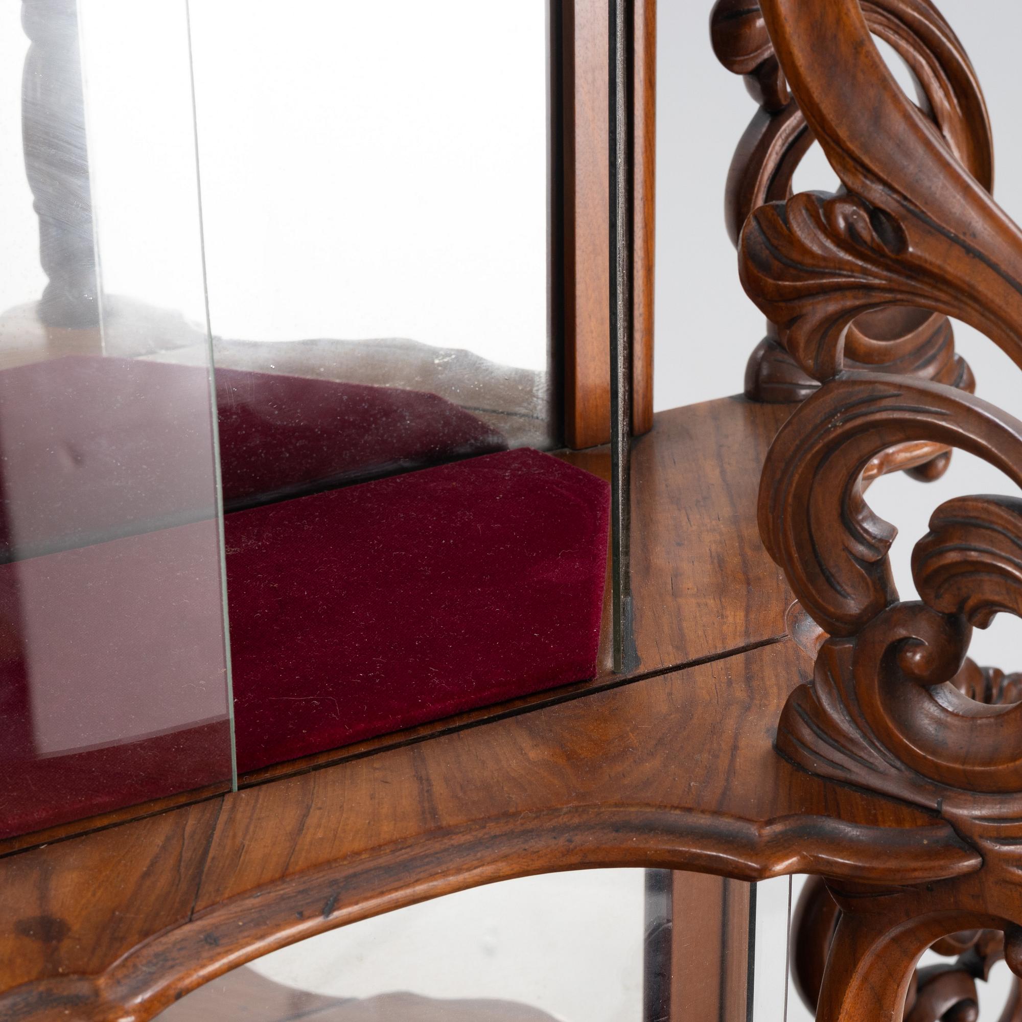 A walnut etagere shelf, late 19th Century. - Bukowskis
