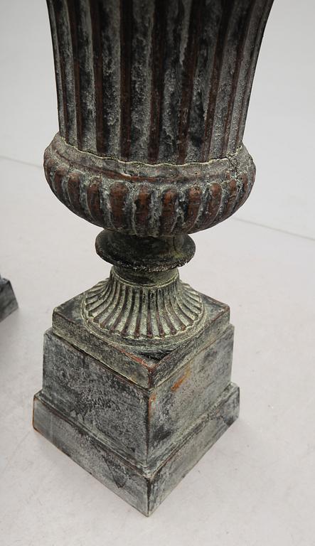 TRÄDGÅRDSURNOR, ett par, gjutjärn, 2000-tal.