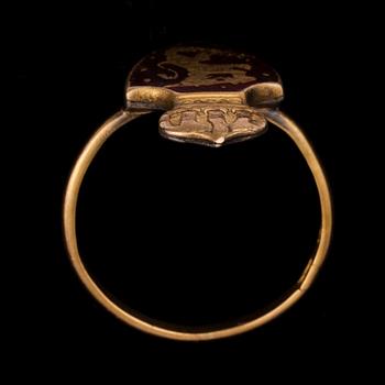 RING, 18K guld, krönt emaljerat lejon, Stockholm 1924. Vikt ca 2,9 g.