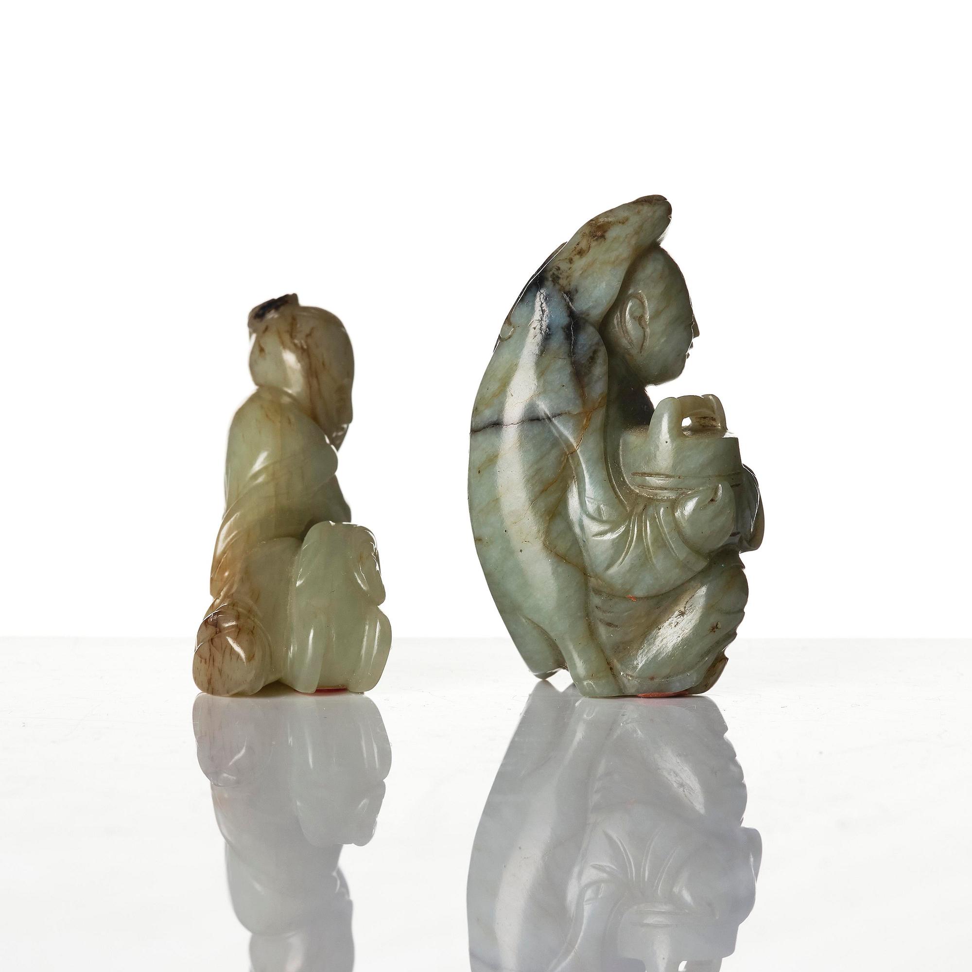 Figuriner, två stycken, jade samt grön sten. Sen Qingdynasti.
