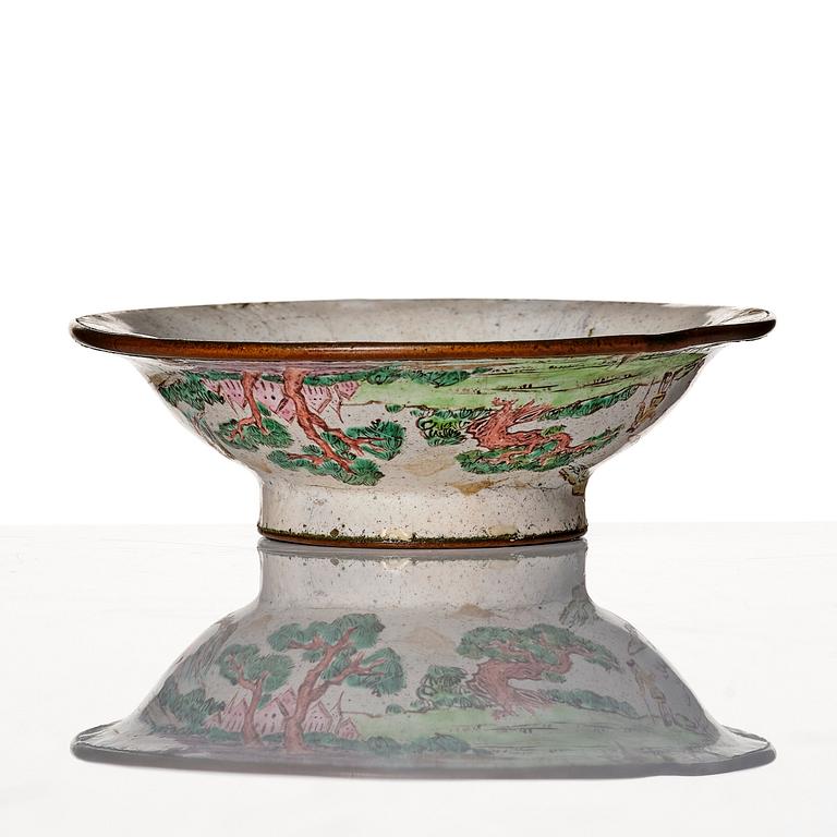 Skål, emalj på koppar. Qingdynastin, 1700-tal.