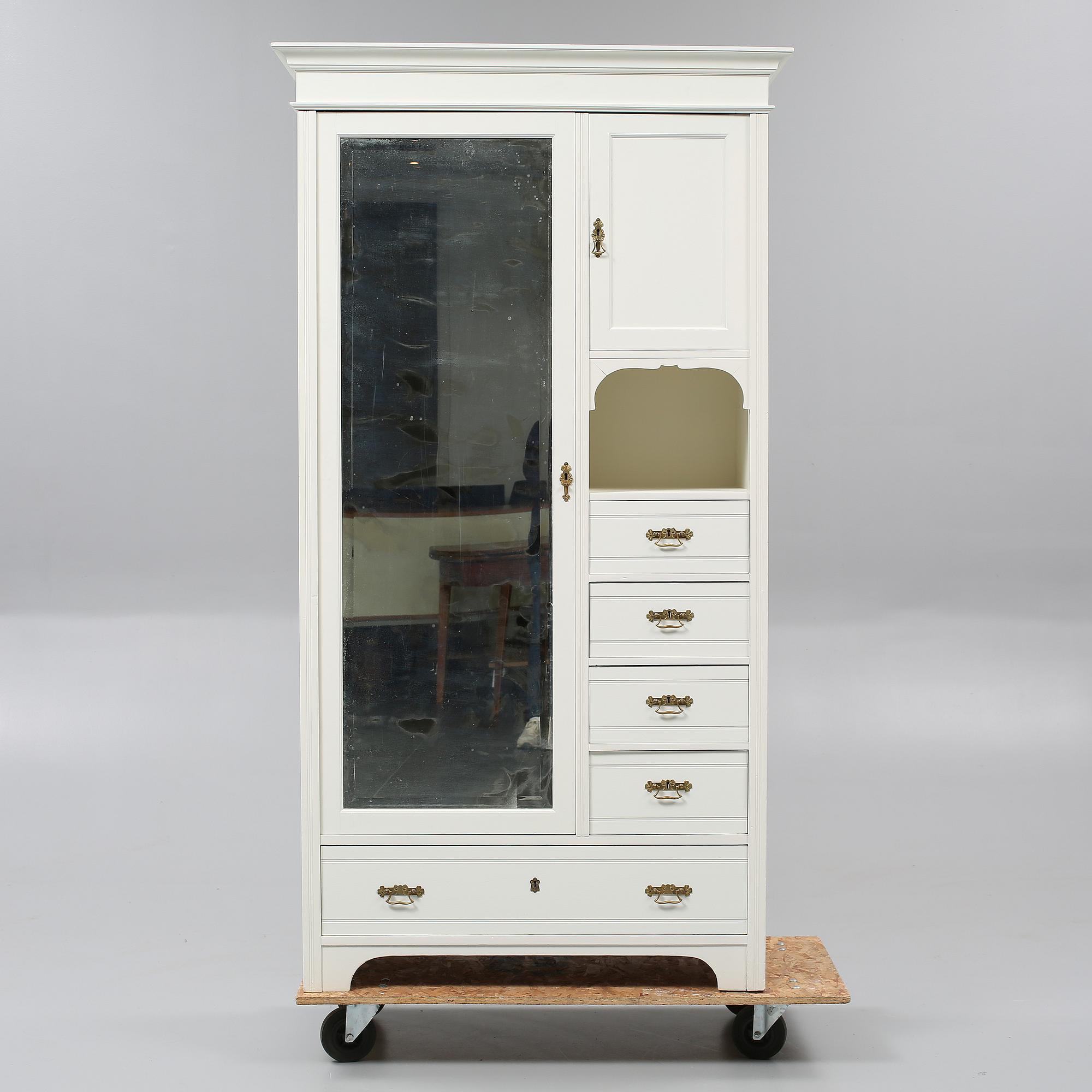 KLÄDSKÅP, jugend, 1900-talets början.