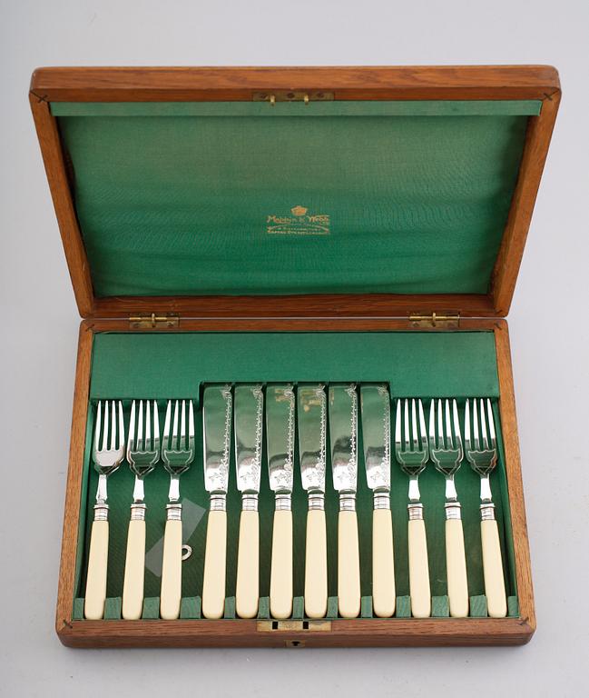 FISKBESTICK, 12 delar, Mappin & Webb, nysilver samt ben, England, 1900-talets mitt.