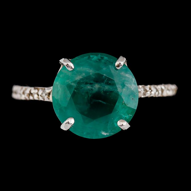 RING, 14 k guld, smaragd ca 6.80 ct, diamanter tot ca 0.10 ct.