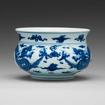 A blue and white censer, Qing dynasty, Kangxi (1662-1722).