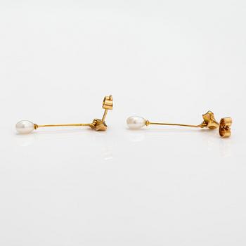 Zoltan Popovits, "Inca", A pair of 14K gold earrings with cultured pearls. Lapponia.