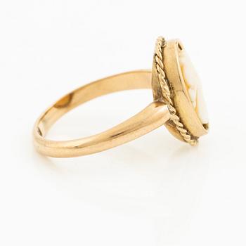Ring 18K gold with a shell cameo.