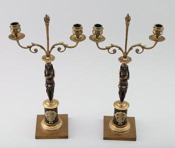 KANDELABRAR, 1 par, mässing och patinerad metall, empirestil, 1800-/1900-tal.