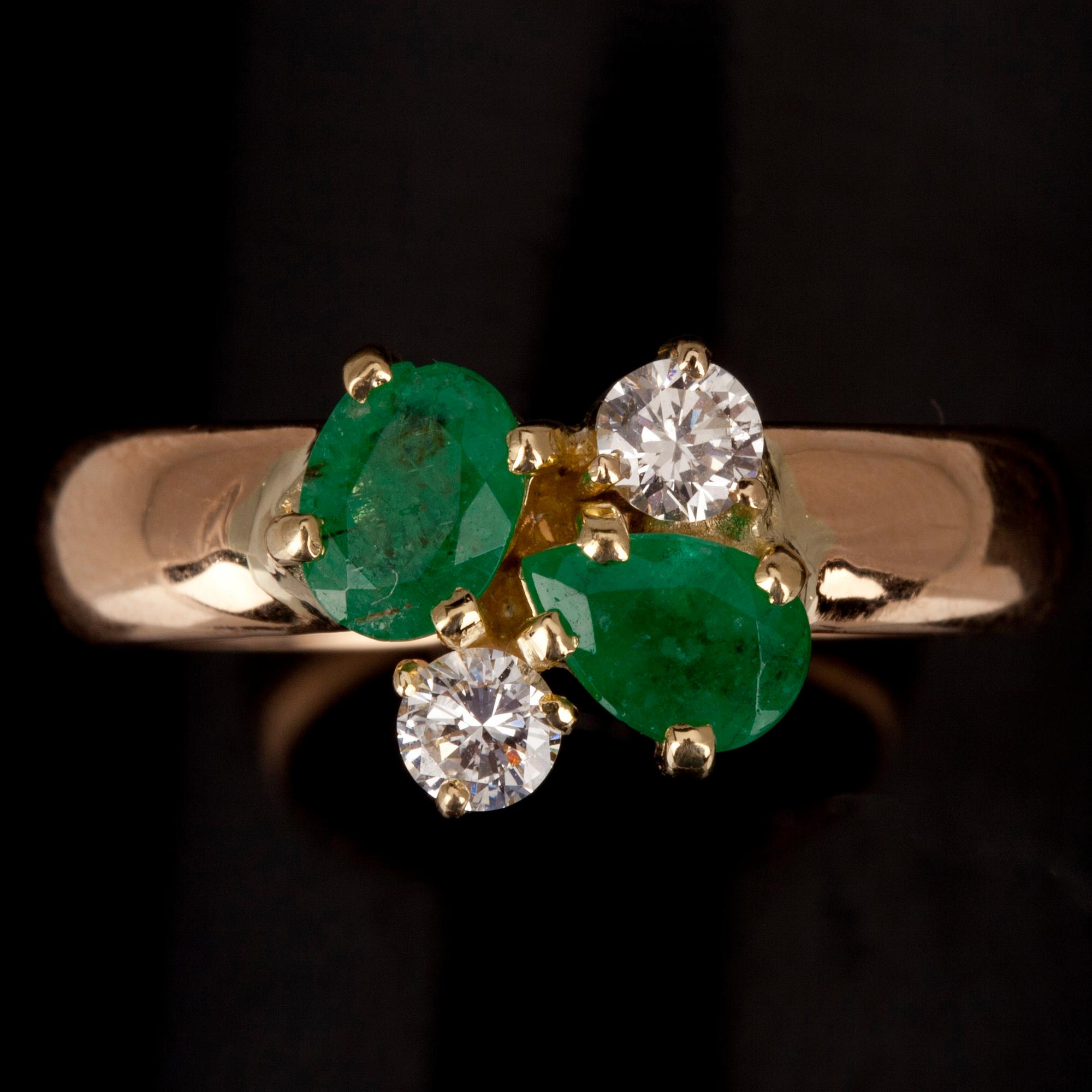 RING, guld 18K med diamanter 2 x 0,15 ct. och 2 smaragder tot. ca 0,80 ct. Finska stämplar 1927. Vikt 6 g.
