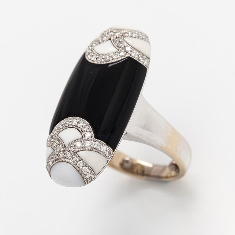 Sormus, musta ja valkoinen onyksi briljanttihiotut timantit.