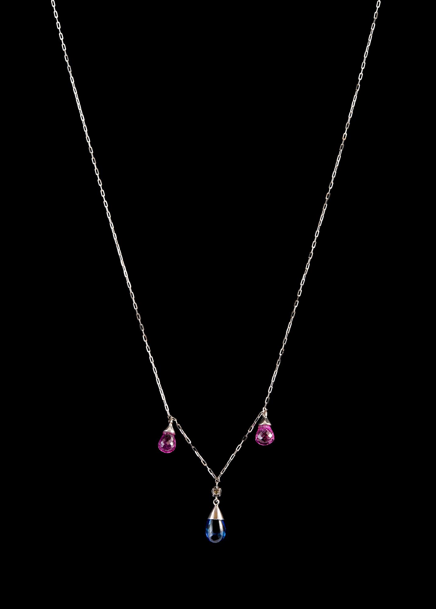 KAULAKORU, brioletthiontaisia vaaleanpunaisia safiireja 3.40 ct, tansaniitti 2.51 ct, briljanttihiottu timantti 0.10 ct.
