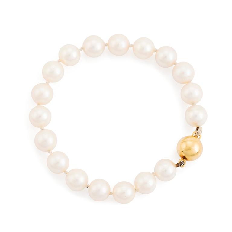 A cultured pearl bracelet.