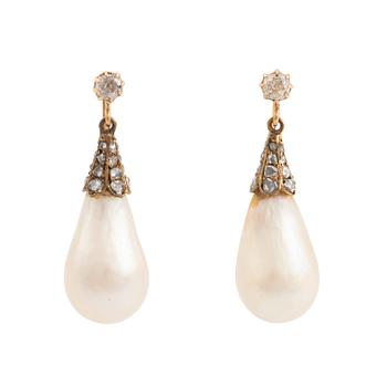 A pair of 18K gold earrings with drop-shaped pearls.