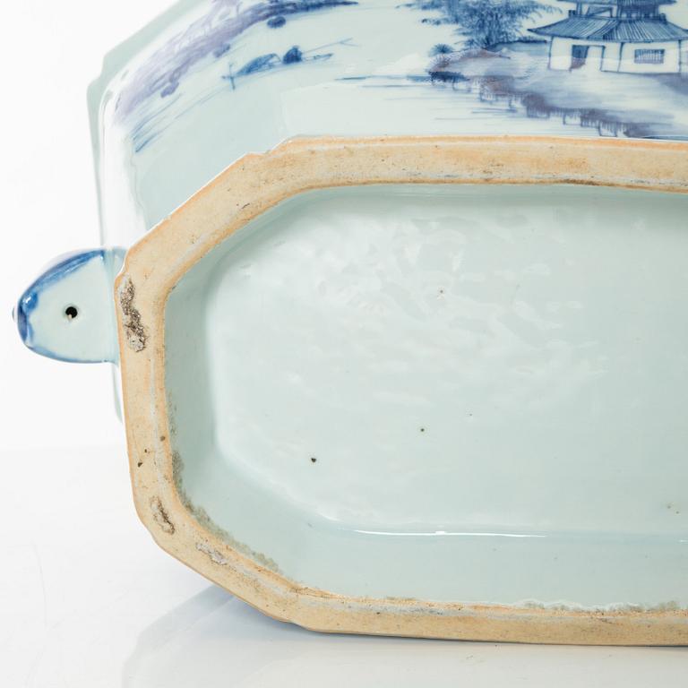 A blue and white tureen with cover, Qing dynasty, Qianlong (1736-95).