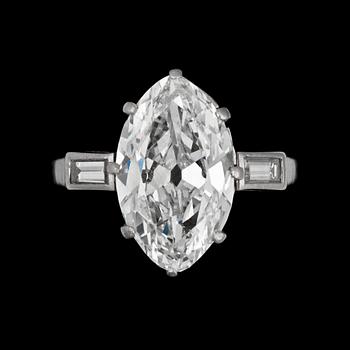 1064. RING, navetteslipad diamant 4.33 ct. Kvalitet J/VVS2 enligt certifikat, samt baguetteslipade diamanter tot. ca 0.35 ct.