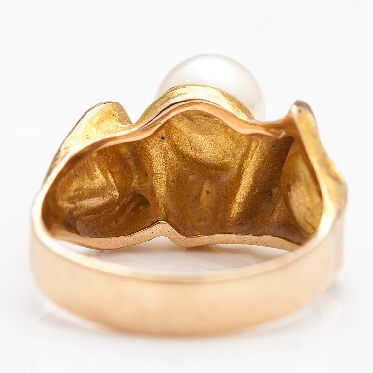 BJÖRN WECKSTRÖM, A 14K gold ring "Lapintaika" with a cultured pearl. Lapponia 1971.