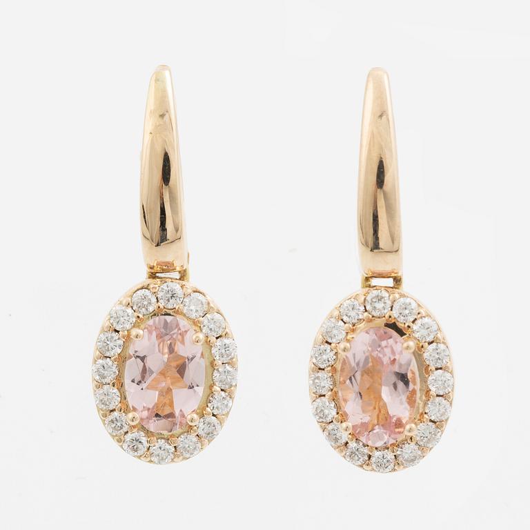 Earrings in 14K gold with oval morganites and brilliant-cut diamonds.