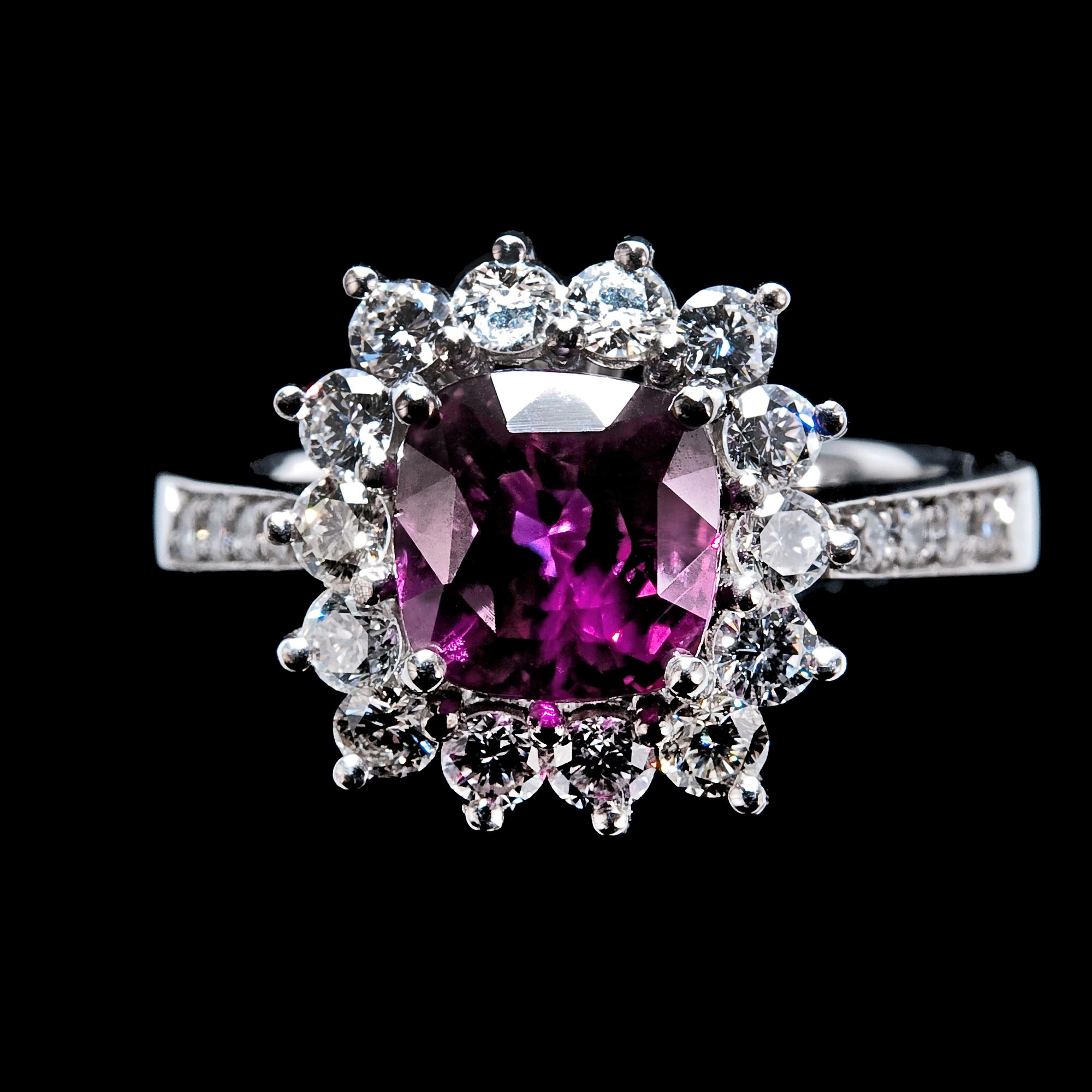 RING, rubin ca 2,60 ct och diamanter ca 0,86 ct.