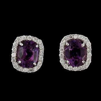 ÖRHÄNGEN, ett par, 14k vitguld med ametister och briljantslipade diamanter tot ca0,36ct. 2000-tal. Vikt 2,9g.