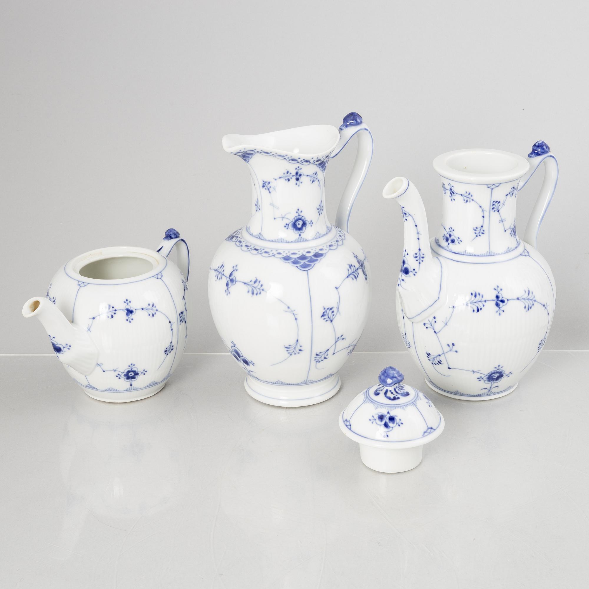 Servisdelar, 13 st, porslin, "Musselmalet", Royal Copenhagen, Danmark.