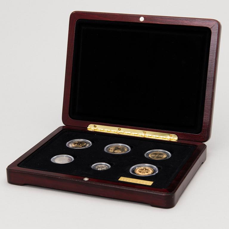 A six-piece Finnish coin collection, one in gold, 2001.