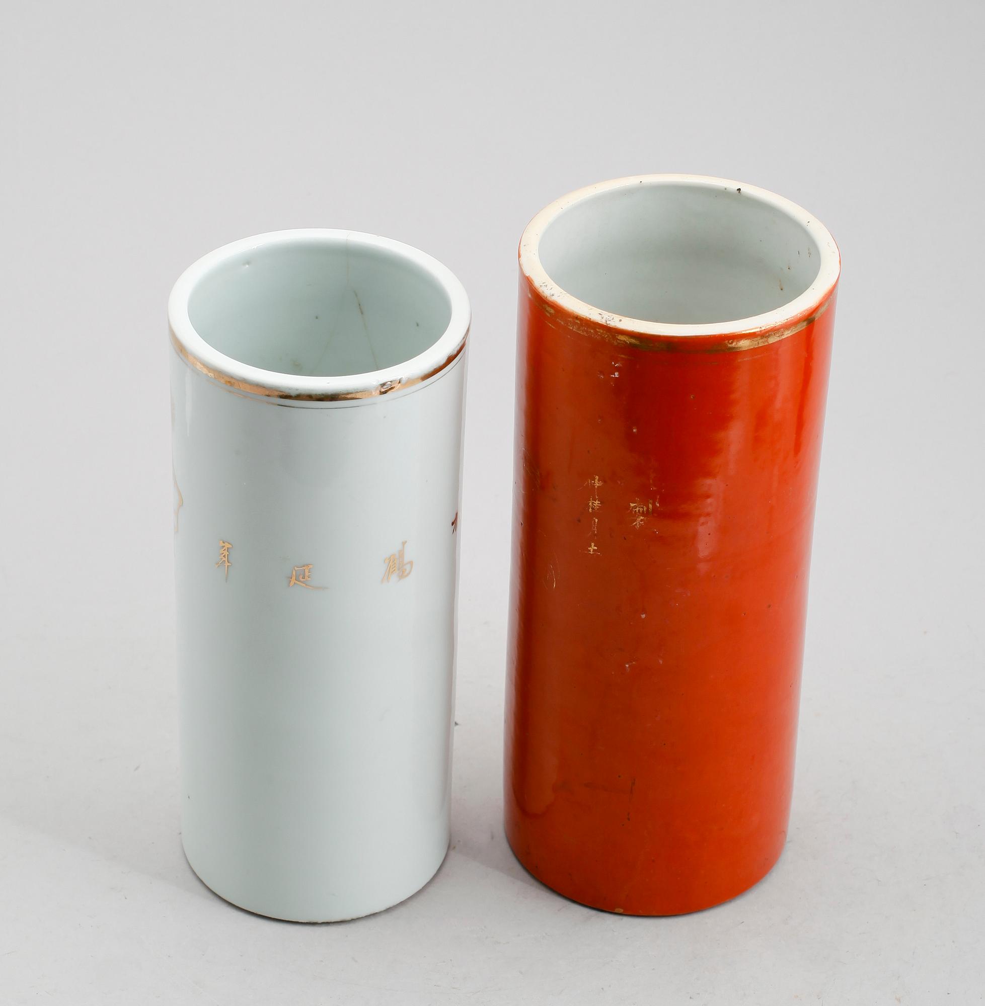 PENSELVASER, 2 st, porslin, Kina, 1900-tal.