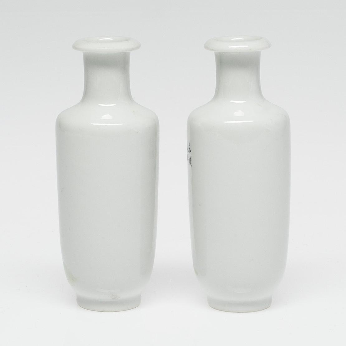 VASER, 2 st, porslin, Kina, 1900-talets första hälft.
