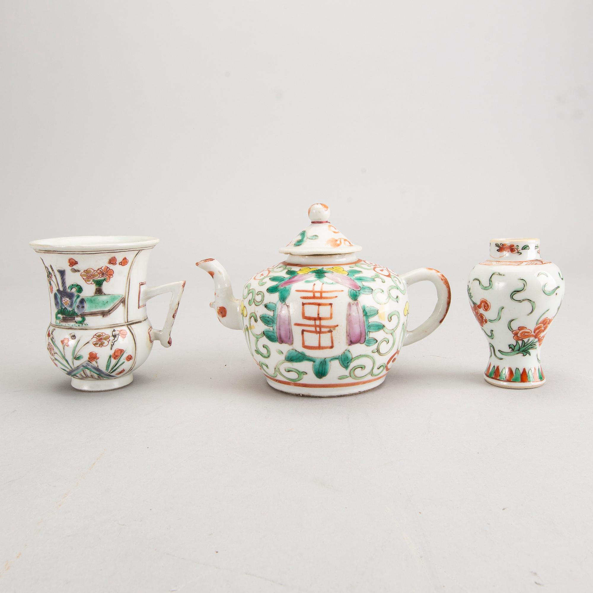 A Chinese 18th century  tea-pot, vase and mug  pocelain.