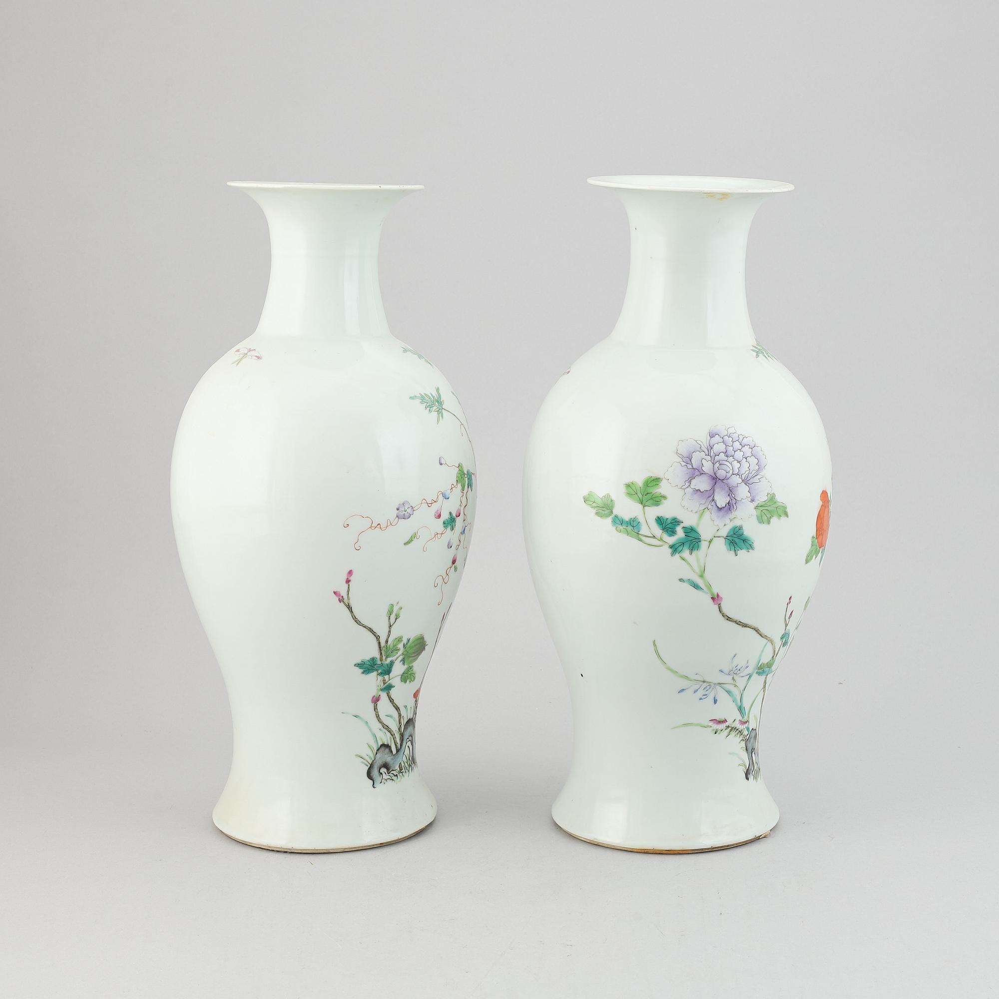 A pair of famille rose vases, late Qing dynasty, circa 1900.