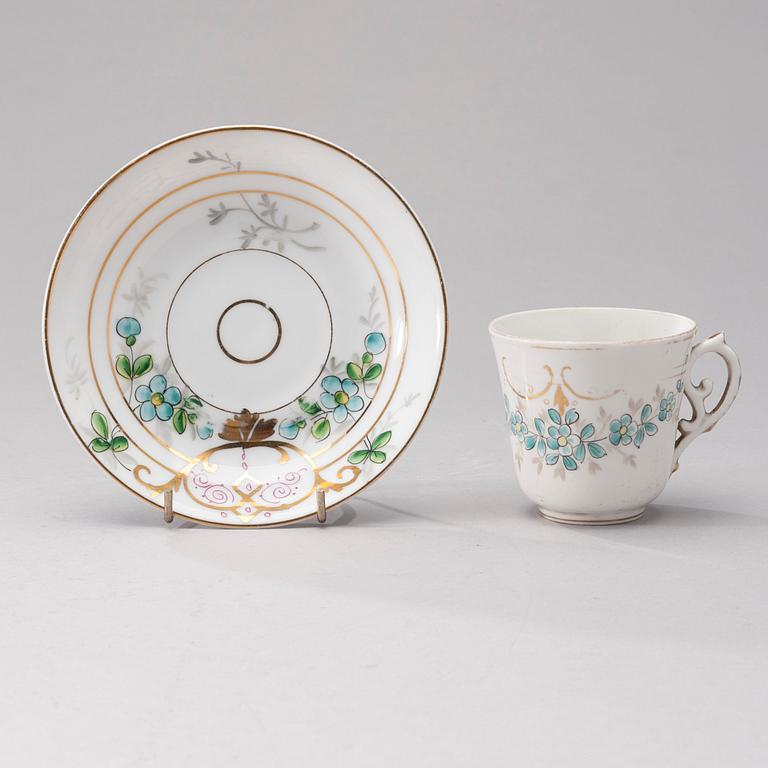 KAFFEKOPP MED FAT, porslin, Kuznetsov, 1875-1900.