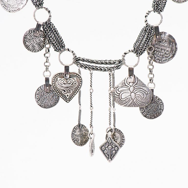 JUHLAKÄÄTY, Kalevala Koru 150-vuotta juhlakoru 1985, hopeaa.