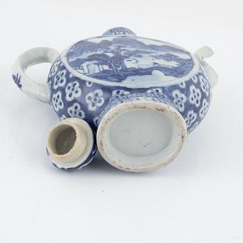 A blue and white tea pot, Qing dynasty, China, 19th century.
