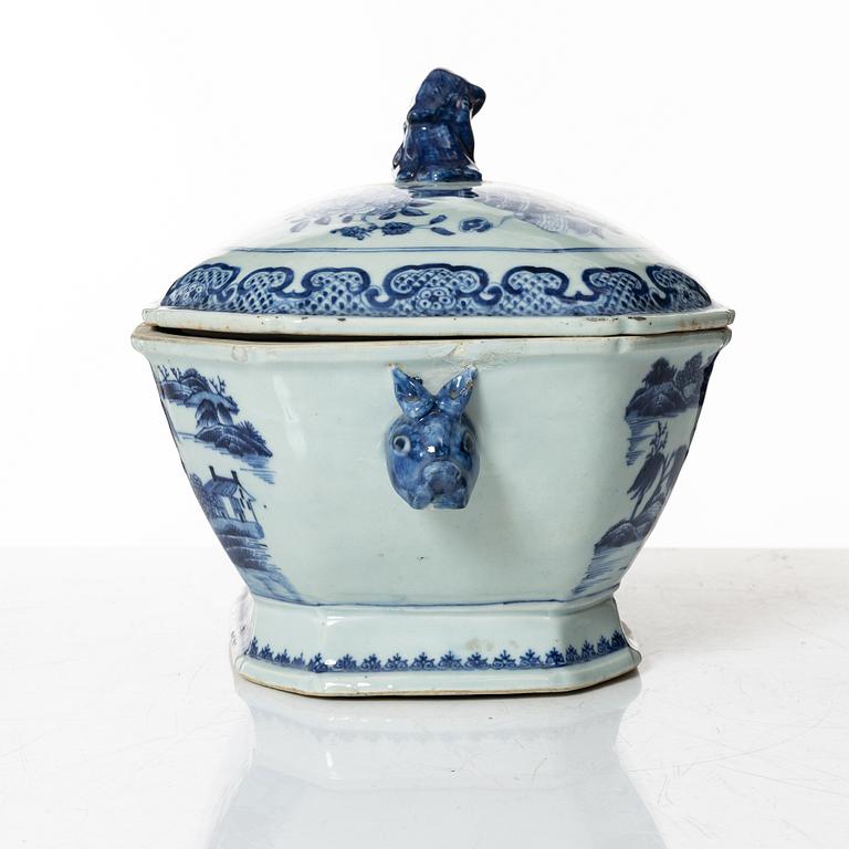 A Chinese export porcelain tureen, Qing dynasty, Qianlong (1736-95).