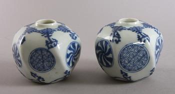 BOJANER, ett par, porslin, Kina.