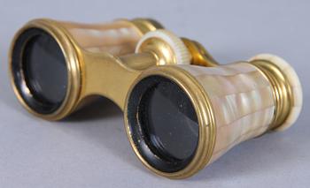 TEATERKIKARE, pärlemor och gulmetall, 1800/1900-tal.