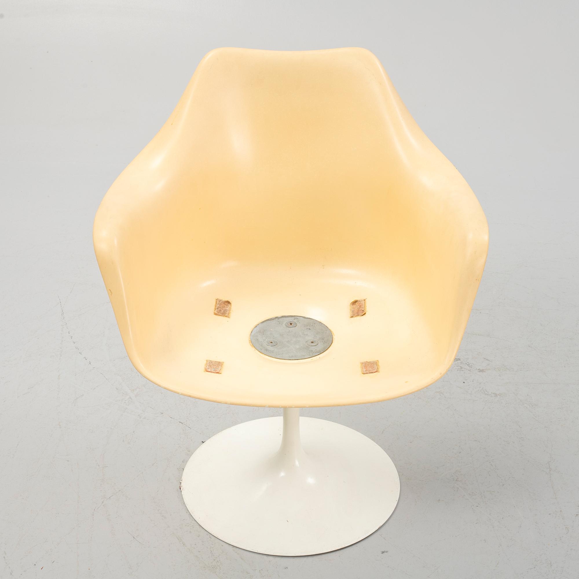Eero Saarinen, four "Tulip" chairs, Knoll International, and a table.