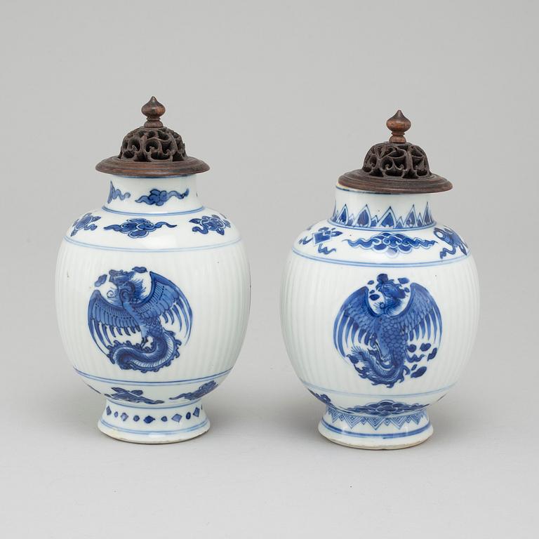 A pair of blue and white tea caddies, Qing dynasty, Kangxi (1662-1722).